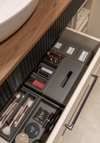 Małe zmiany, wielka wygoda &ndash; sprawdzone sposoby na porządek w łazience